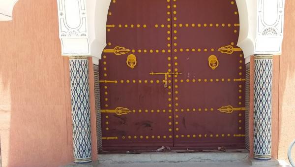 تدنيس بوابة مسجد شهير بتزنيت وسط استنكار الساكنة (صورة)